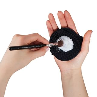 Sigma Beauty - Palmat Silicone Makeup Brush Cleaner Palm Sized (Black)