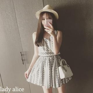 QZ Lady Set: Embroidered Sleeveless Top + A-Line Skirt