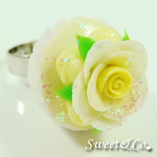 Sweet & Co. Sweet Yellow Glitter Cupcake Floral Ring
