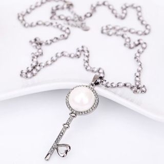 Glitglow Faux-Pearl Key Necklace