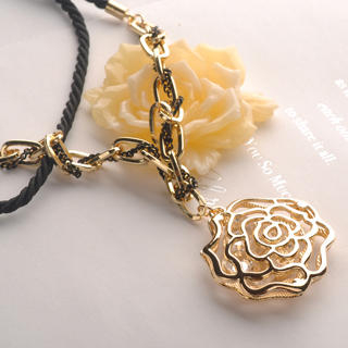 Fit-to-Kill Hollowed Rose Neclkace  Gold - One Size
