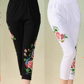 Sayumi Floral Embroidered Cropped Leggings