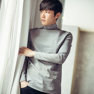 MEING Long-Sleeve Turtle-Neck T-Shirt