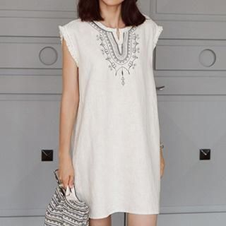 Jolly Club Sleeveless Embroidered Tunic