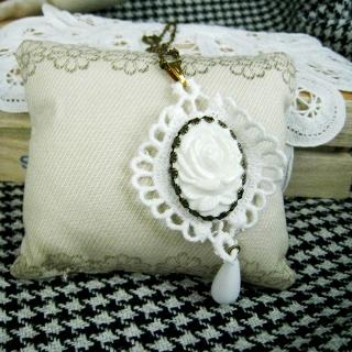 MyLittleThing White Vintage Flower Necklace