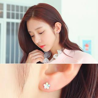 soo n soo Flower Barbell Piercing