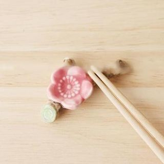 Mutu Plum Blossom Chopstick Rest