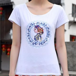 Sayumi Flower Embroidered V-Neck T-Shirt