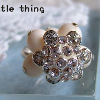 MyLittleThing Shiny Ladies Flower Ring with white beads