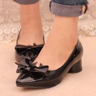 IYATO Bow-Accent Patent Pumps