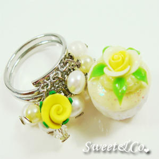 Sweet & Co. Sweet Mini Yellow Glitter Cupcake Floral Ring