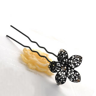 Fit-to-Kill Flowers Hairpin  Black - One Size