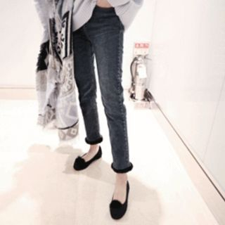 DAILY LOOK Faux-Fur Detail Straight-Cut Jeans