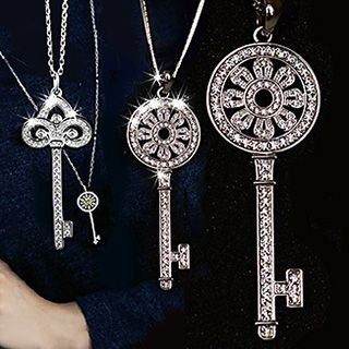 Nanazi Jewelry Rhinestone Key Necklace