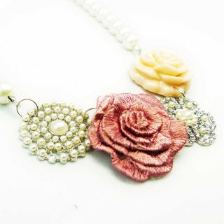 Fit-to-Kill Roses Garden Pearl Necklace  Other Color - one size