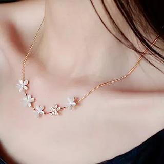 Ticoo Floral Pendant Necklace