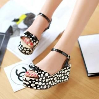 Pangmama Bow-Accent Dotted Platform Sandals