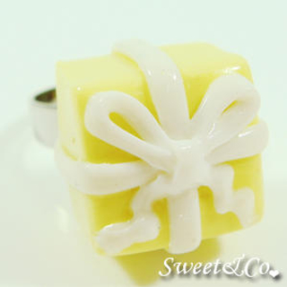 Sweet & Co. Sweet Christmas Yellow Present Ribbon Silver Ring
