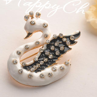 Fit-to-Kill White Swan Brooch One Size