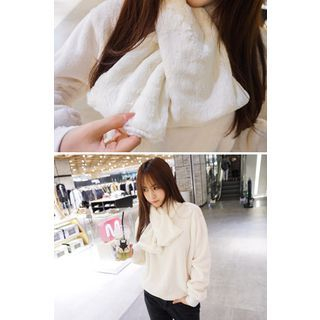 Bongjashop Faux-Fur Pullover with Scarf
