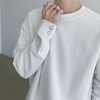 Long-Sleeve Crew Neck Plain Grommet T-Shirt