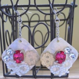 Fit-to-Kill Sea Shell with Ribbon and Earrings
