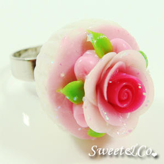 Sweet & Co. Sweet Pink Glitter Cupcake Floral Ring