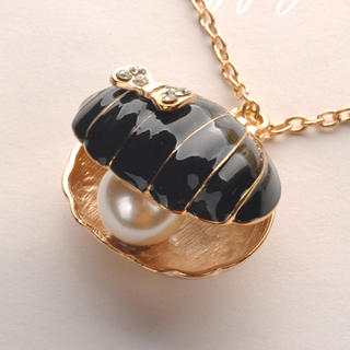 Fit-to-Kill Shell Pearl Necklace - Black Black - One Size