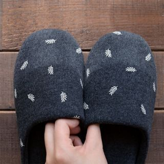iswas Leaf Embroidered Slippers