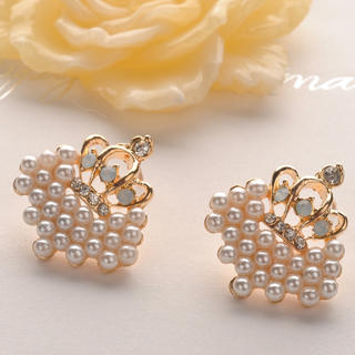Fit-to-Kill Crown Pearl Earring White - One Size