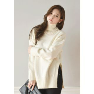 DEEPNY Turtle-Neck Colored Knit Top