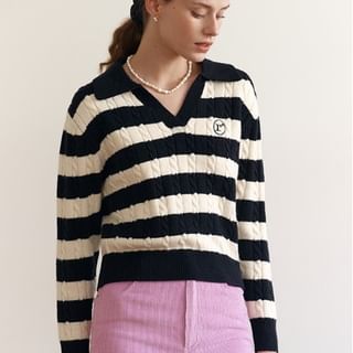 Collar Stripe Cable Sweater (White & Black) White & Black - One Size