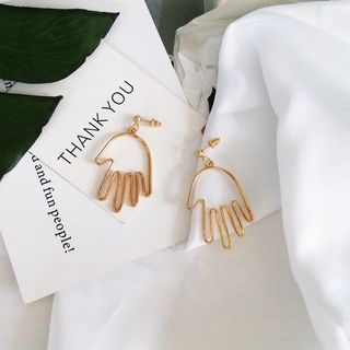 Yambo Hand Shaped Drop Earrings yambo kopen in de aanbieding
