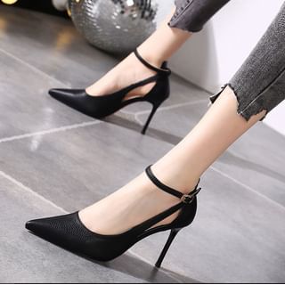 Korean Kitten Heels Heat: Guide to Styling 2023’s Best Footwear!